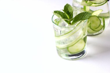 Naneli salatalık suyu. Detoks suyu