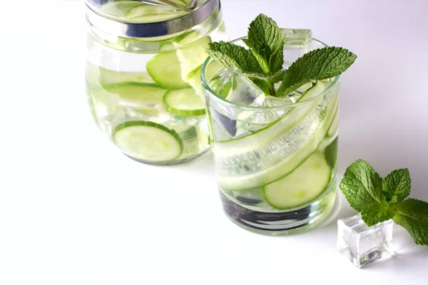 Geïnfundeerd komkommer water met munt. Detox water — Stockfoto