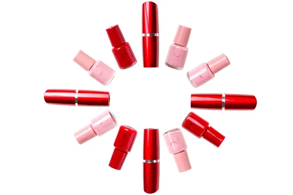 Rode lippenstift en nagellak op een witte achtergrond. Geïsoleerd patroon. — Stockfoto