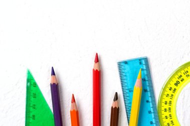 Okul malzemeleri. Beyaz arka planda okul konseptine dön üst görünüm düz Lay