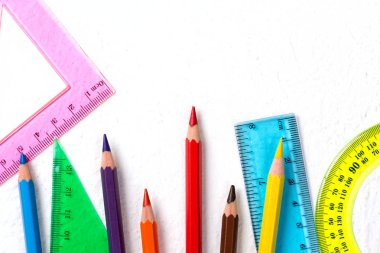 Okul malzemeleri. Beyaz arka planda okul konseptine dön üst görünüm düz Lay