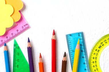 Okul malzemeleri. Beyaz arka planda okul konseptine dön üst görünüm düz Lay