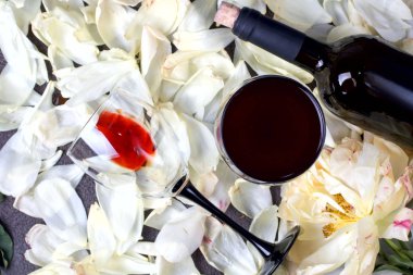 Şakayık yaprakları ile kırmızı şarap bir bardak. Üstte görüntü. 