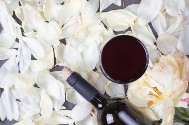 Şakayık yaprakları ile kırmızı şarap bir bardak. Üstte görüntü. 