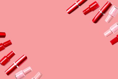 Kırmızı ruj ve pembe arka plan üzerinde oje. Yalıtılmış desen. 