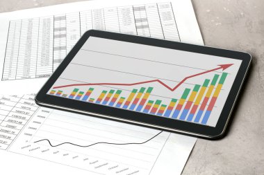 Tablet ve stok grafikleri ile işyeri. Muhasebeci çalışma tablosu