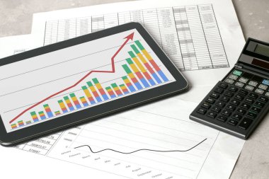 Tablet ve stok grafikleri ile işyeri. Muhasebeci çalışma tablosu