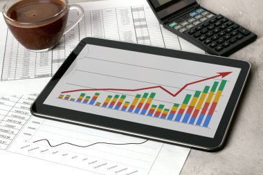 Tablet ve stok grafikleri ile işyeri. Muhasebeci çalışma tablosu