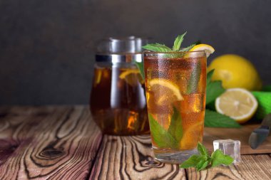 Nane ve limon ile buzlu çay bardak. Soğuk içecek. Rustik stil