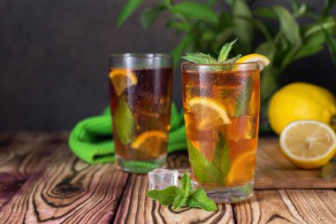 Nane ve limon ile buzlu çay bardak. Soğuk içecek. Rustik stil