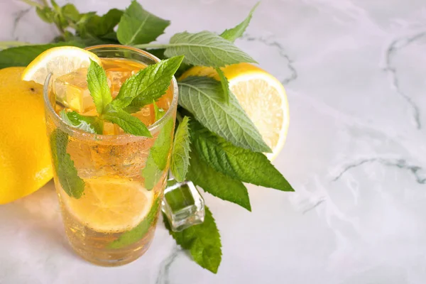 Mermer masada nane ve limon ile buzlu çay bardak. Soğuk içecek.