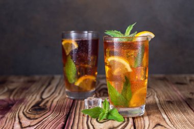 Nane ve limon ile buzlu çay bardak. Soğuk içecek. Rustik stil