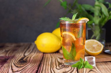 Nane ve limon ile buzlu çay bardak. Soğuk içecek. Rustik stil
