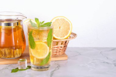 Mermer masada nane ve limon ile buzlu çay bardak. Soğuk içecek.