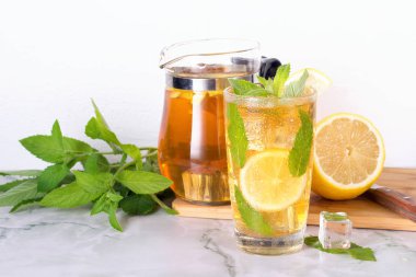 Mermer masada nane ve limon ile buzlu çay bardak. Soğuk içecek.