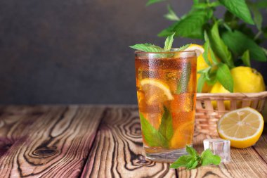 Nane ve limon ile buzlu çay bardak. Soğuk içecek. Rustik stil