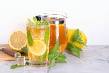 Mermer masada nane ve limon ile buzlu çay bardak. Soğuk içecek.