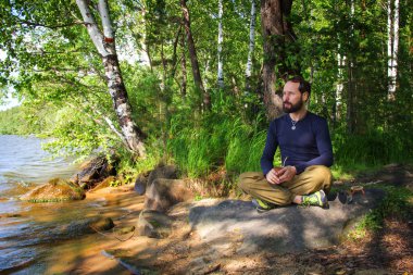 Sakallı bir adam nehir duygusal meditasyon Lifestyle tarafından meditasyon olduğunu. İçgözlem Rahatlatıcı
