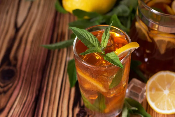 Glass of iced tea with mint and lemon. Cold drink. Rustic style — Stock Photo, Image