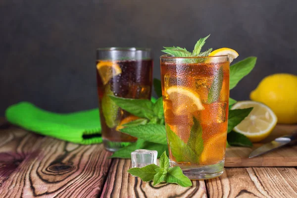 Glass of iced tea with mint and lemon. Cold drink. Rustic style — Stock Photo, Image