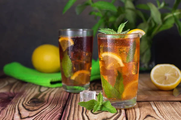 Glass of iced tea with mint and lemon. Cold drink. Rustic style — Stock Photo, Image