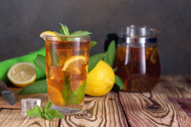Nane ve limon ile buzlu çay bardak. Soğuk içecek. Rustik stil