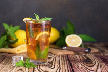 Nane ve limon ile buzlu çay bardak. Soğuk içecek. Rustik stil