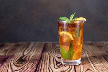 Nane ve limon ile buzlu çay bardak. Soğuk içecek. Rustik stil