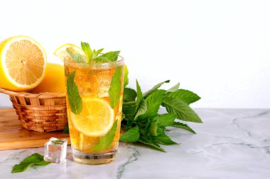 Mermer masada nane ve limon ile buzlu çay bardak. Soğuk içecek.
