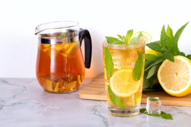 Mermer masada nane ve limon ile buzlu çay bardak. Soğuk içecek.