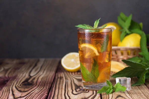 Glass of iced tea with mint and lemon. Cold drink. Rustic style — Stock Photo, Image