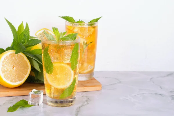 大理石のテーブルにミントとレモンのアイスティーのグラス。冷たい飲み物. — ストック写真