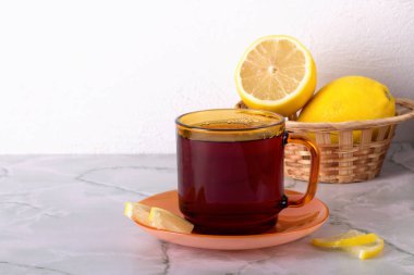Mermer masada nane ve limon ile çay bardağı. 
