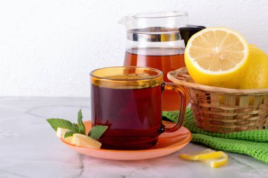 Mermer masada nane ve limon ile çay bardağı. 