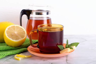 Mermer masada nane ve limon ile çay bardağı. 