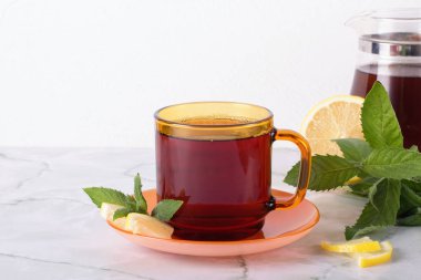 Mermer masada nane ve limon ile çay bardağı. 