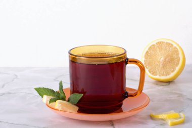 Mermer masada nane ve limon ile çay bardağı. 