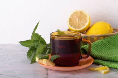 Mermer masada nane ve limon ile çay bardağı. 