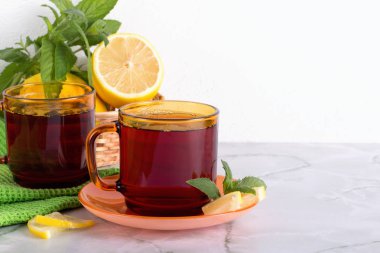 Mermer masada nane ve limon ile çay bardağı. 