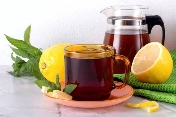 Mermer masada nane ve limon ile çay bardağı. 