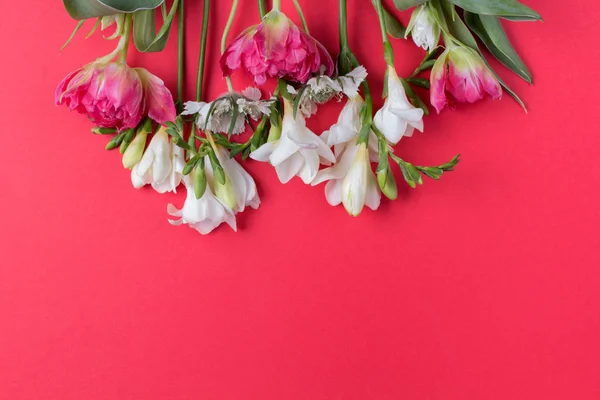 봄 꽃 모형입니다. 복사 공간이있는 꽃 구성. 플랫 레이 스타일 — 스톡 사진