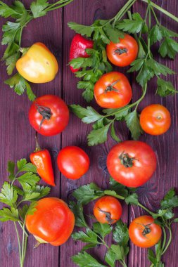 Ahşap arka plan üzerinde sebze seti. Sonbahar hasadı. Üstte görüntü.