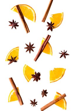 Beyaz arka planda sıcak şarap için baharatlar. Portakallar, tarçın, yıldız anason.