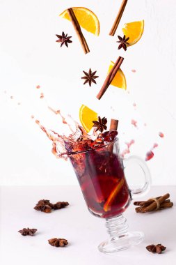 Beyaz arka planda sıcak şarap için baharatlar. Portakallar, tarçın, yıldız anason.