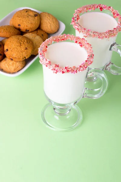 Two glasses of eggnog on green background. Traditional Christmas beverage. — Stock Photo, Image