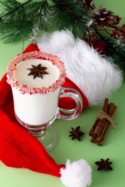 Two glasses of eggnog on green background. Traditional Christmas beverage. — Stock Photo, Image