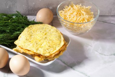 Yumurtalı, peynirli ve dereotlu waffle. Çapraz