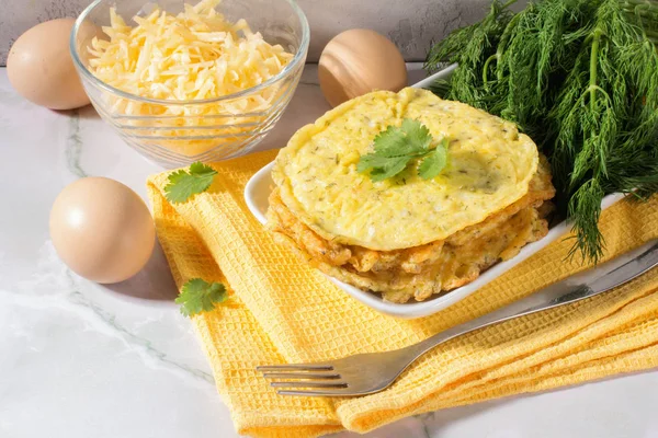 Yumurtalı, peynirli ve dereotlu waffle. Çapraz