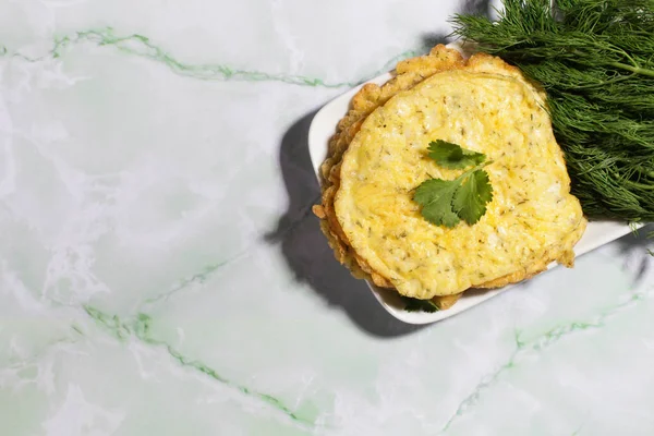 Yumurtalı, peynirli ve dereotlu waffle. Çapraz