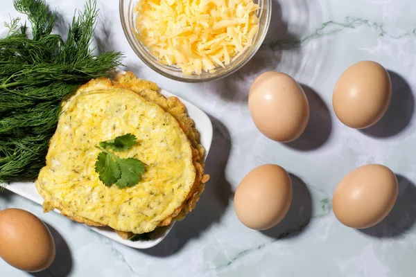 Yumurtalı, peynirli ve dereotlu waffle. Çapraz